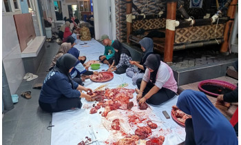 Tingkatkan Kepedulian Sosial, Guru dan Siswa SMAMSA Surabaya Kompak Salurkan Daging Kurban