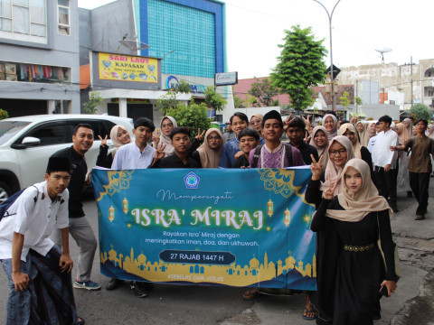 Perkuat Karakter Religius Siswa SMA Muhammadiyah 1 Surabaya 