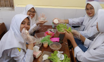 Siswa SMAMSA  Antusias Dalam Praktek Pembuatan Bento Mata Pelajaran Bahasa Jepang