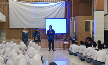 Mahasiswa UNAIR Kenalkan Lomba Sarasvati dan Jalur Golden Ticket di SMA Muhammadiyah 1 Surabaya